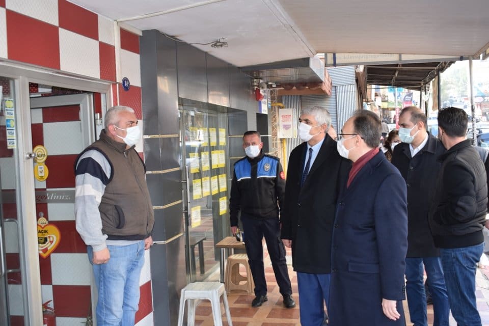 İzmir&rsquo;in Kemalpaşa il&ccedil;esinde kademeli normalleşme d&ouml;nemine ge&ccedil;ilmesiyle birlikte koronavir&uuml;s denetimleri