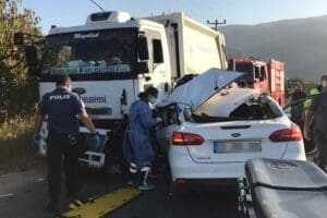 İzmir'in Kemalpaşa il&ccedil;esinde belediyeye ait &ccedil;&ouml;p kamyonu ile bir otomobil
