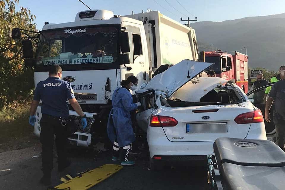 İzmir'in Kemalpaşa il&ccedil;esinde belediyeye ait &ccedil;&ouml;p kamyonu ile bir otomobil