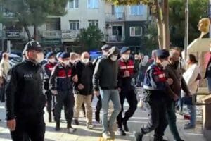 Kemalpaşa'da d&uuml;zenlenen operasyonda, r&uuml;şvet alıp verdikleri iddiasıyla g&ouml;zaltına alınıp adliyeye