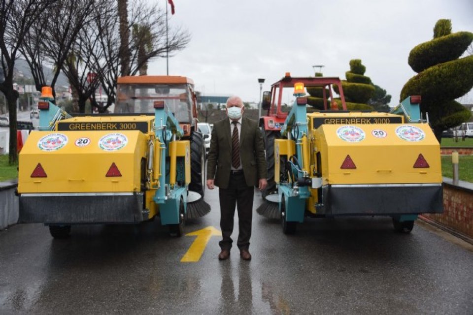 Kemalpaşa Belediyesi, araç envanterine 4 yeni traktör arkası yol süpürme