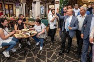 İzmir B&uuml;y&uuml;kşehir Belediyesi tarafından İzmir'in kalbi tarihi Kemeraltı &Ccedil;arşısı&rsquo;nın tanıtılması