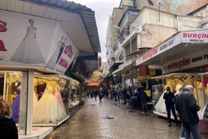 İzmir'in en kalabalık ticaret merkezlerinden Tarihi Kemeraltı Çarşısı, Hayat Eve