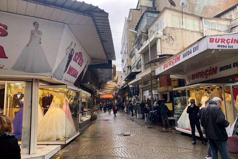 İzmir'in en kalabalık ticaret merkezlerinden Tarihi Kemeraltı Çarşısı, Hayat Eve