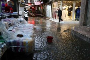 Kent genelinde öğle saatlerinde başlayan yağış, Konak ve Karabağlar ilçelerinde