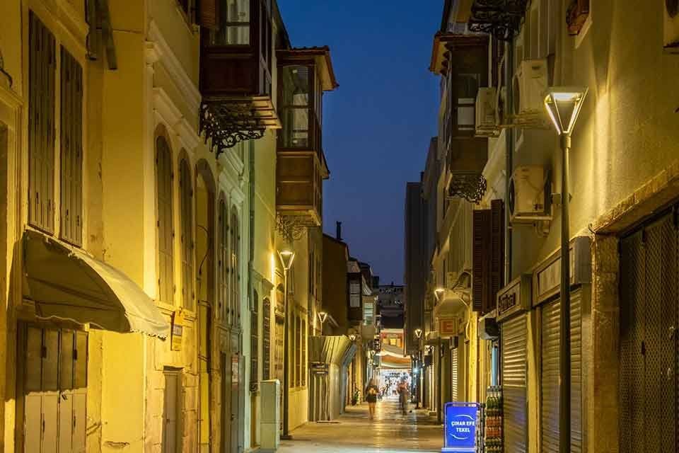 İzmir B&uuml;y&uuml;kşehir Belediyesi&rsquo;nin Kemeraltı&rsquo;nı aydınlatma projesi Uluslararası Şehir Aydınlatma Birliği&rsquo;nin