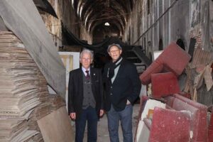 İzmir'de, Kemeraltı &Ccedil;arşısı'ndaki tarihi &Ccedil;akaloğlu Hanı arsasının b&uuml;y&uuml;k dedesi Kapanizade