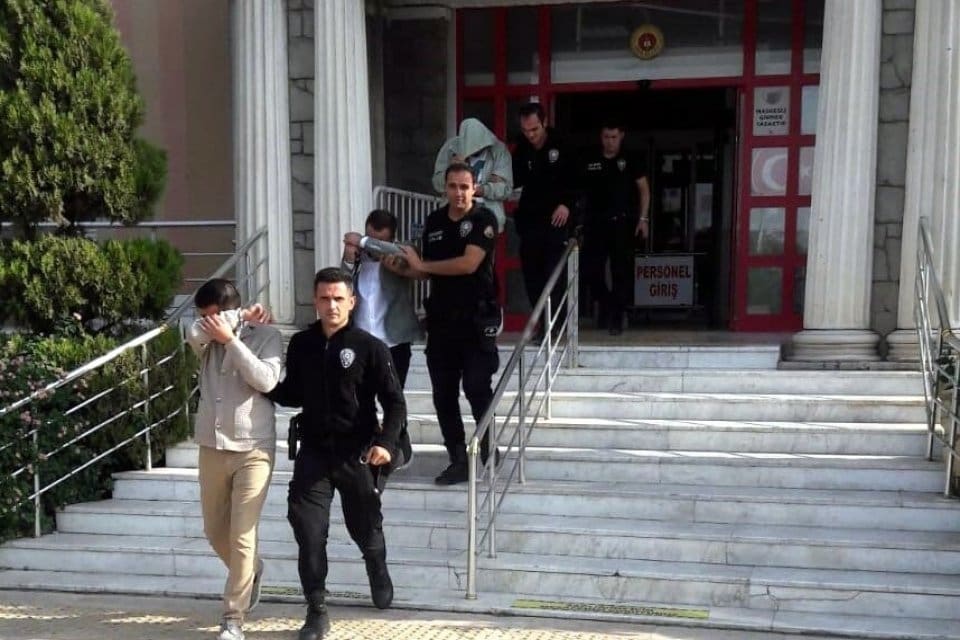 Aydın'da, kendilerini emlak&ccedil;ı olarak tanıtıp, devre m&uuml;lklerini y&uuml;ksek fiyatla satacaklarını
