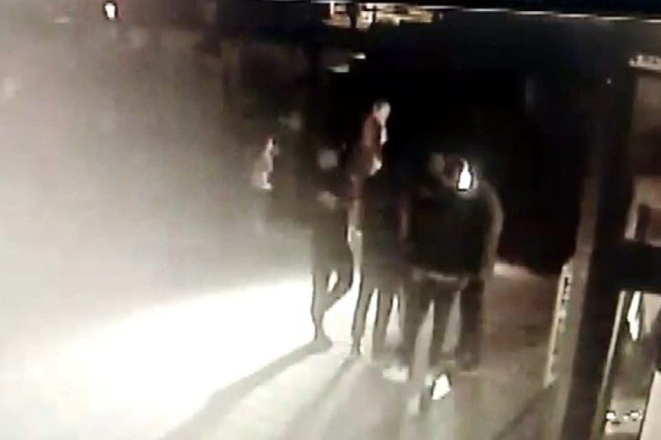 Esenyurt'ta kendilerini polis olarak tanıtan &uuml;&ccedil; kişinin, kimliğinin sahte olduğunu