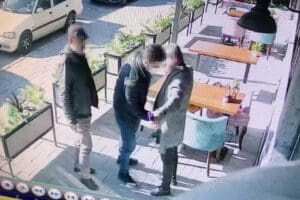 İZMİR'de, kendisini tuğgeneral ve MİT personeli, yanındaki kişiyi de koruması