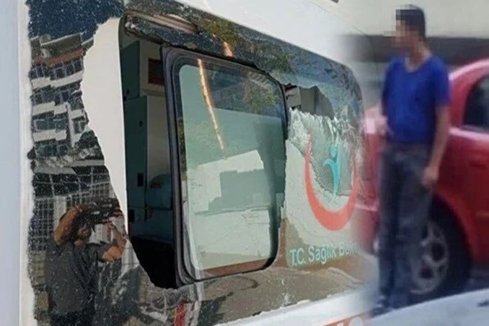 Diyarbakır'da yolda yatan bir yaralı, kendisi i&ccedil;in gelen sağlık ekibine