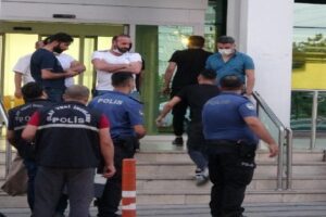 İzmir'in Buca il&ccedil;esinde, uyuşturucu sattığını ihbar ettiğinden ş&uuml;phelendiği Adem Yıldırım'ı