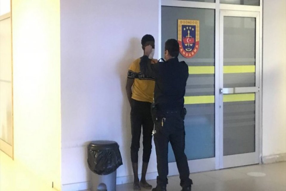 Edirne'de caddede taşkınlık yaparken kendisini sakinleştirmeye çalışan polis memurunun elini