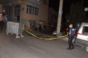 İzmir'in Konak il&ccedil;esinde E.M. (24), aralarında husumet bulunan G&ouml;khan &Ccedil;elenk'i