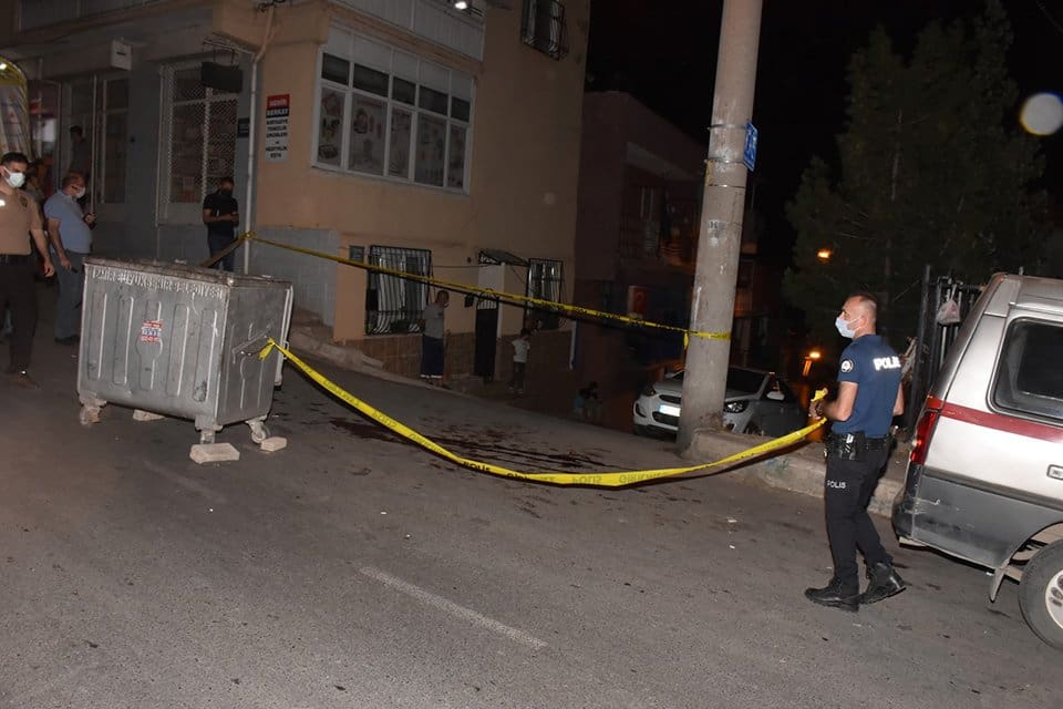 İzmir'in Konak il&ccedil;esinde E.M. (24), aralarında husumet bulunan G&ouml;khan &Ccedil;elenk'i
