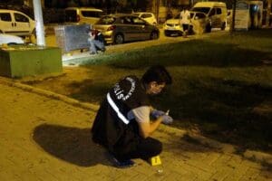 İzmir'in Buca il&ccedil;esinde, parkte oturan bir kişinin &uuml;zerine sahibi olduğu
