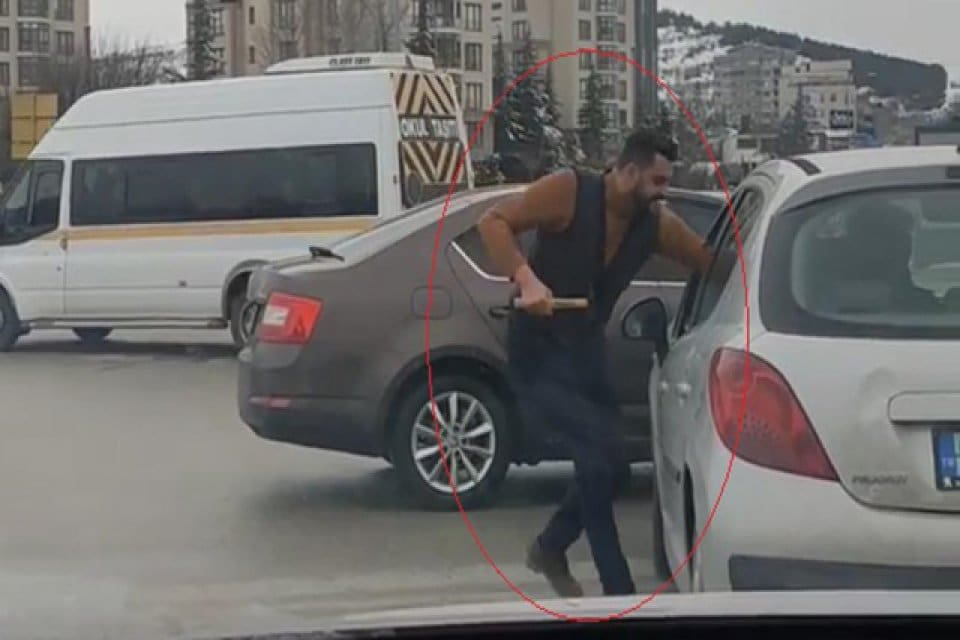 Ankara'nın &Ccedil;ankaya il&ccedil;esinde, otomobiliyle kırmızı ışık ihlali yaptığı &ouml;ne s&uuml;r&uuml;len