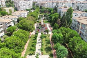 Karabağlar Belediyesi ilçedeki parkları yenilemeye devam ediyor. Karabağlar Belediyesi, Esenyalı