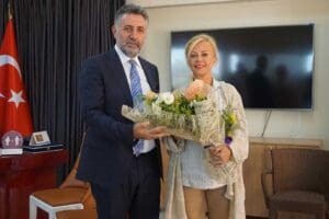 Bayraklı Belediye Başkanı Serdar Sandal, İzmir Gazeteciler Cemiyeti Başkanı Dilek