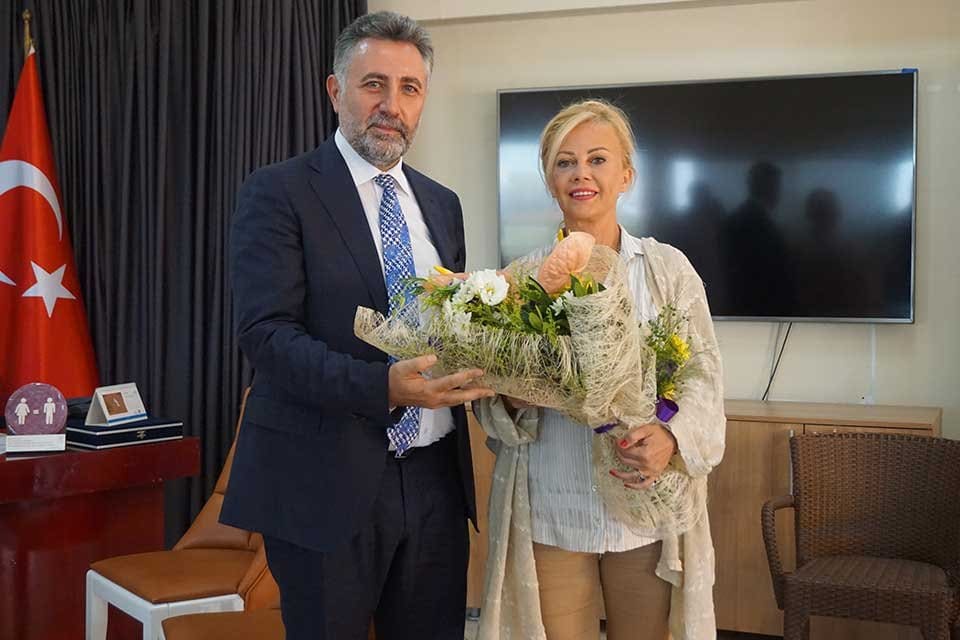 Bayraklı Belediye Başkanı Serdar Sandal, İzmir Gazeteciler Cemiyeti Başkanı Dilek