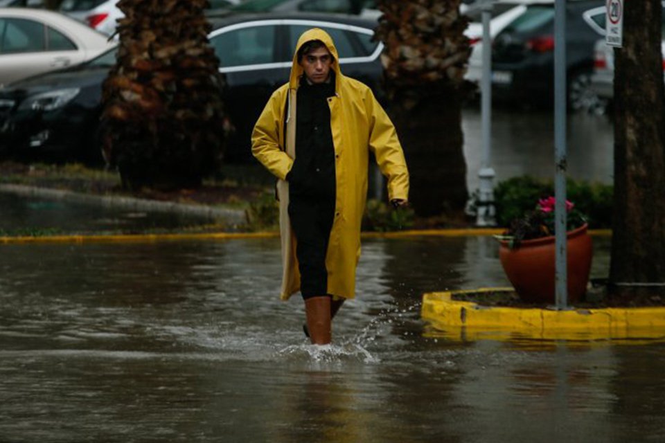 İzmir ve çevresinde görülen kuvvetli yağışların, yarın sabah saatlerine kadar