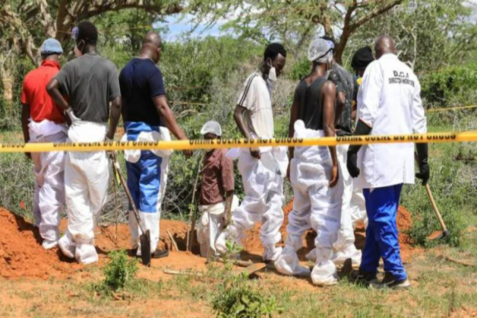 Afrika kıtasında bulunan Kenya'da, "a&ccedil;lık tarikatı"nın &uuml;yesi olduğu d&uuml;ş&uuml;n&uuml;len 26
