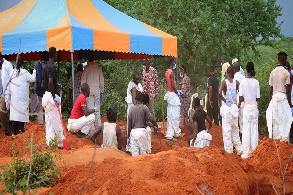 Kenya'da 'a&ccedil;lık tarikatıyla' bağlantılı toplu mezarlardan &ccedil;ıkarılan onlarca cesede yapılan