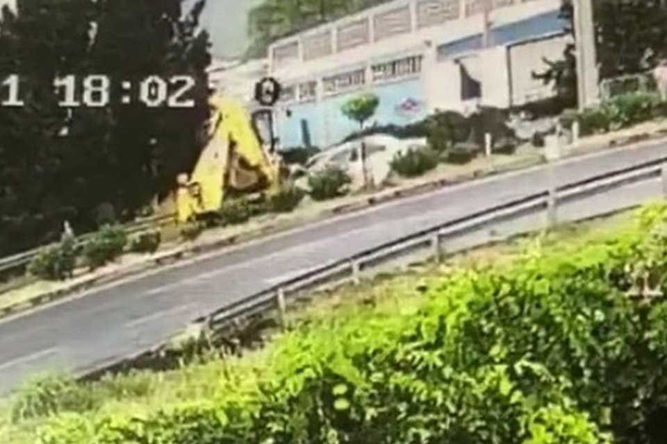 İzmir'in Kemalpaşa il&ccedil;esinde, 4 g&uuml;n &ouml;nce iş makinesiyle otomobilin &ccedil;arpıştığı,
