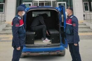 İZMİR'de jandarma ekipleri, haklarında farklı su&ccedil;lardan kesinleşmiş hapis cezaları bulunan