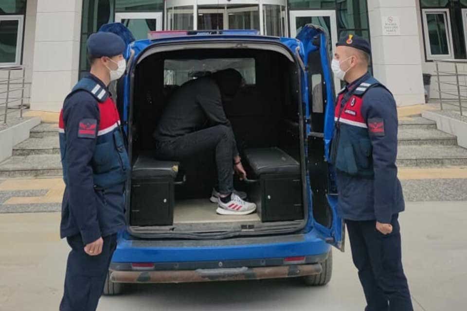 İZMİR'de jandarma ekipleri, haklarında farklı su&ccedil;lardan kesinleşmiş hapis cezaları bulunan