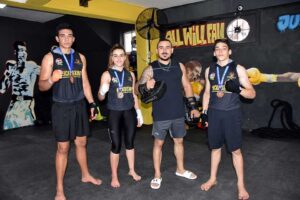 İzmir'de yaşayan 3 genç sporcu, tüm engellemelere karşın başladıkları dövüş