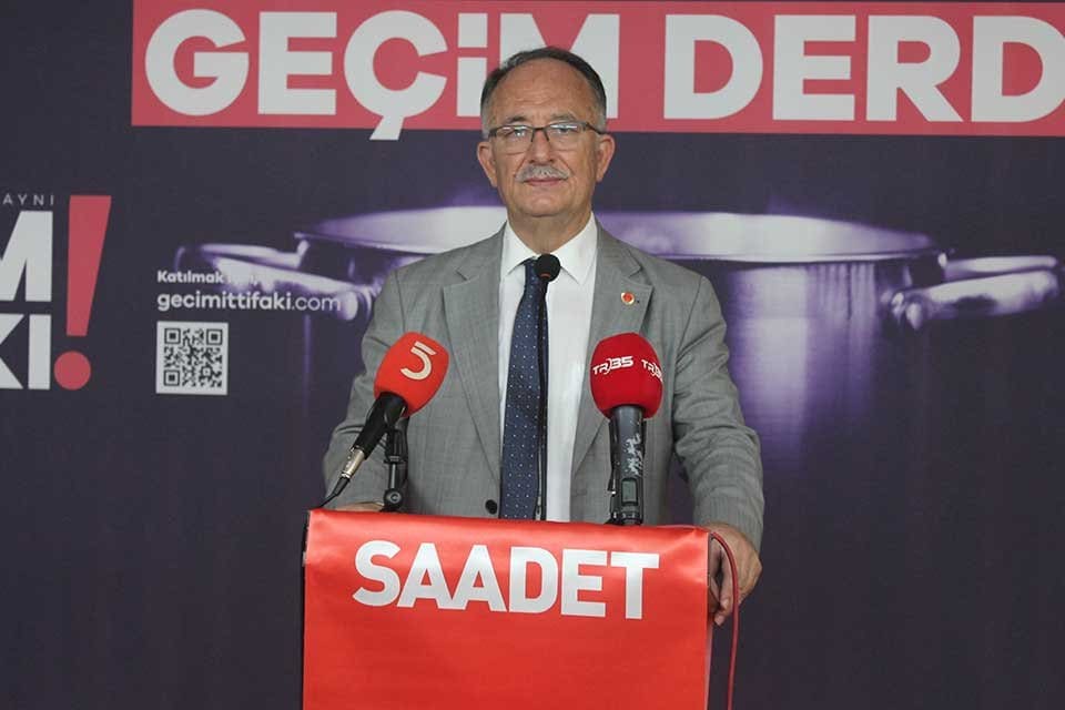 Saadet Partisi Genel Başkan Yardımcısı Kılı&ccedil; İzmir İl binasında basın