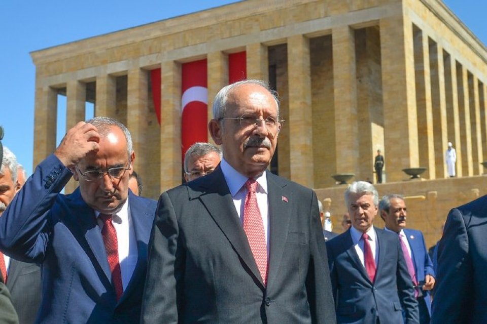 Kılı&ccedil;daroğlu Anıtkabir ziyaretini, "Cesaret eden kazanır. Biz Ata'mızdan &ouml;yle &ouml;ğrendik.