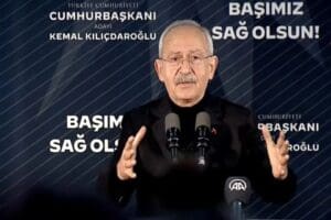 Millet İttifakı Cumhurbaşkanı Adayı Kemal Kılı&ccedil;daroğlu, bir mezarlıkta asılı olan