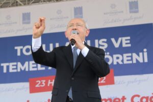 CHP Genel Başkanı Kemal Kılı&ccedil;daroğlu, partisinin rozet takma etkinliğinin ardından