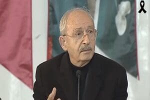 CHP lideri Kemal Kılı&ccedil;daroğlu, deprem b&ouml;lgesinde a&ccedil;ıklamalarda bulundu. Kılı&ccedil;daroğlu, devlet