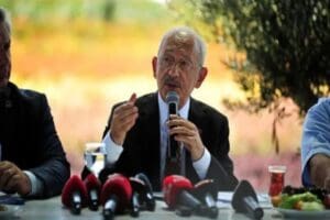 CHP Genel Başkanı Kemal Kılı&ccedil;daroğlu, partisinin AK Partiyi'yi ge&ccedil;erek birinci