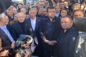 CHP Genel Başkanı Kemal Kılı&ccedil;daroğlu, Kahramamaraş'taki depremde yıkılan Adana'daki 14