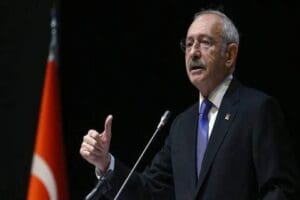 CHP lideri Kemal Kılı&ccedil;daroğlu, deprem b&ouml;lgesinde &ccedil;alışan ya da g&ouml;revlendirilen