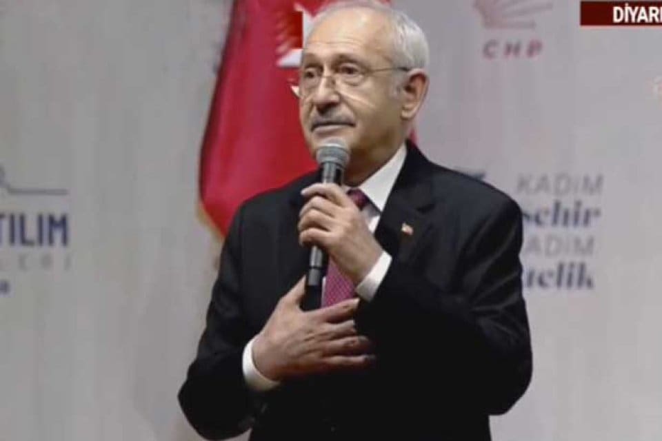 CHP lideri Kılı&ccedil;daroğlu, Diyarbakır ziyaretinde, "Ankara'da oturduk, g&uuml;zel g&uuml;zel laflar