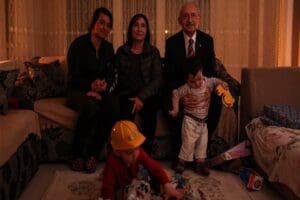 Kılı&ccedil;daroğlu bug&uuml;n Ankara Mamak'ta borcunu &ouml;deyemediği i&ccedil;in elektriği kesilen aileyi