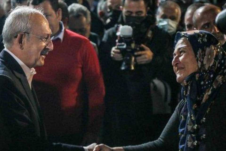 CHP lideri Kılı&ccedil;daroğlu&rsquo;nun, Antalya&rsquo;da hal ziyaretinde bir kadın &ccedil;ift&ccedil;i, g&uuml;bre,
