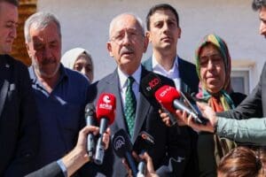 CHP lideri Kılı&ccedil;daroğlu, Konya'da şehit Fethi Şahin&rsquo;in ailesini ziyaret etti.
