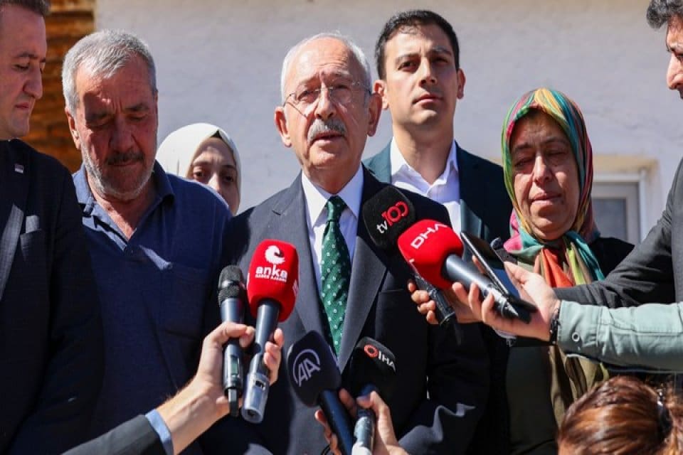CHP lideri Kılı&ccedil;daroğlu, Konya'da şehit Fethi Şahin&rsquo;in ailesini ziyaret etti.
