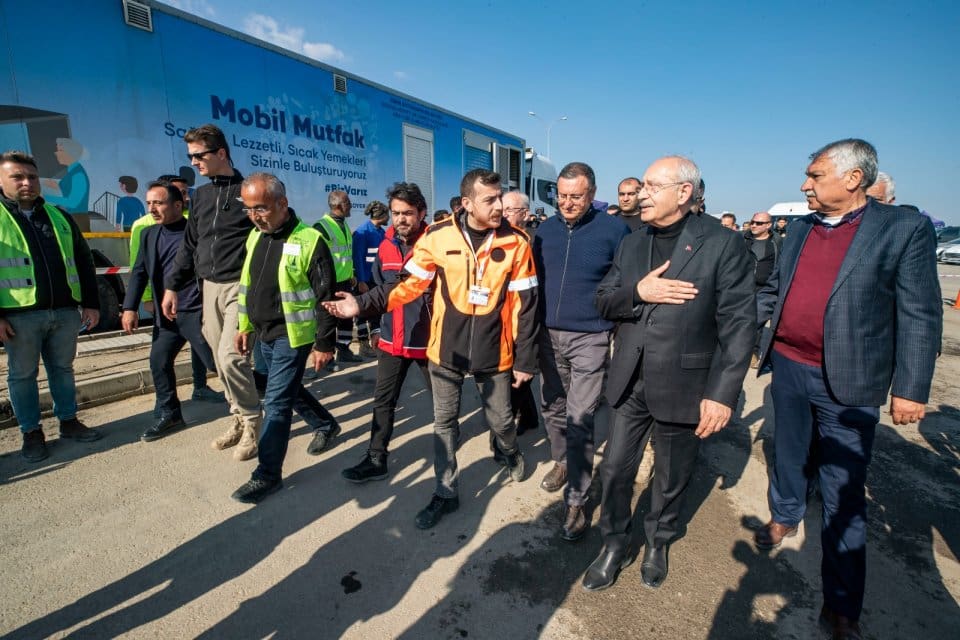 CHP Genel Başkanı Kemal Kılı&ccedil;daroğlu, deprem b&ouml;lgesindeki incelemeleri kapsamında İzmir
