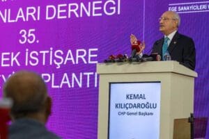 İzmir&rsquo;deki iki g&uuml;nl&uuml;k programı kapsamında kentte bulunan CHP Genel Başkanı