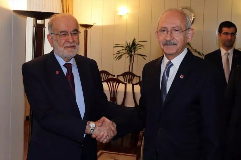 Se&ccedil;imlere artık sayılı g&uuml;nler kala liderler, hem miting meydanlarında hem