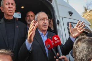 Depremin merkez &uuml;ss&uuml; Kahramanmaraş'ta yakınlarını kaybeden depremzedelere başsağlığı dileyen Kılı&ccedil;daroğlu,