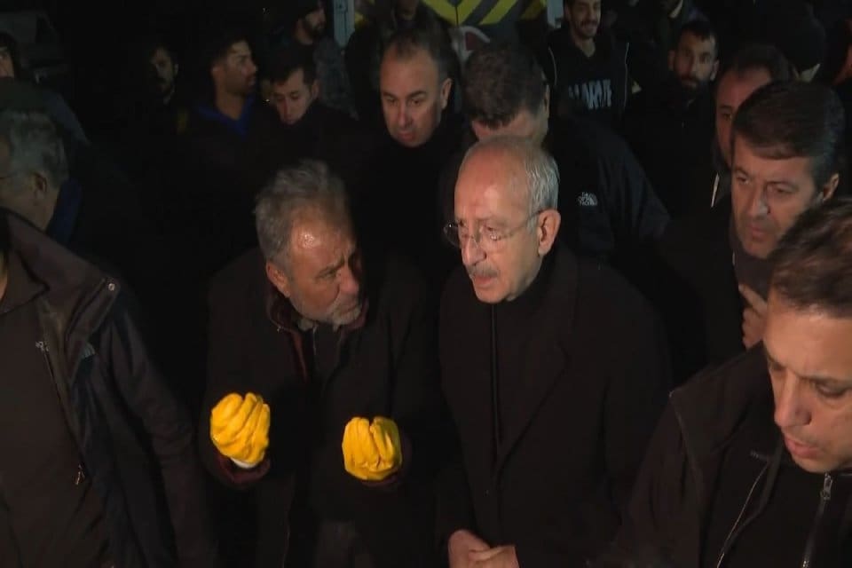 Adıyaman'da bir vatandaş, deprem b&ouml;lgesine giden CHP lideri Kemal Kılı&ccedil;daroğlu'na