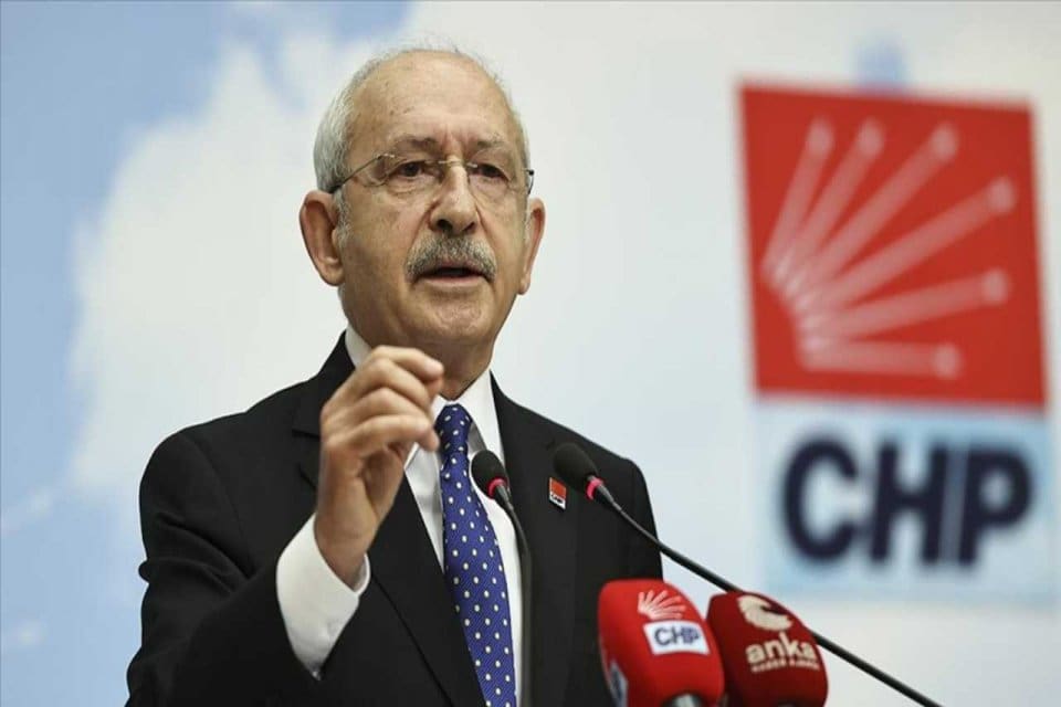 CHP lideri Kemal Kılı&ccedil;daroğlu Twitter hesabından yaptığı paylaşımda "T&uuml;rkiye&rsquo;de &uuml;zerine
